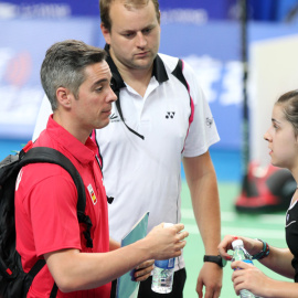 Fernando Rivas conversa con Carolina Marín tras una competición.