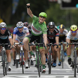 El ciclista alemán André Greipel (c), del Lotto Soudal, con el maillot verde de la regularidad, celebra su victoria en la quinta etapa del Tour. /EFE