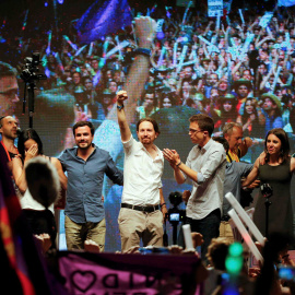 El líder de Podemos, Pablo Iglesias (centro) levanta el puño ante miles de personas en la plaza del Museo Reina Sofía de Madrid.- REUTERS