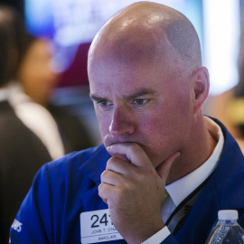 Un broker, esta mañana, en la bolsa de Nueva York. / LUCAS JACKSON (REUTERS)