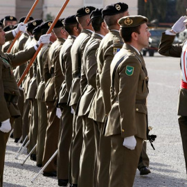 Miembros del ejército durante la ceremonia militar en honor a la Inmaculada, patrona de la Iha presididnfantería, en el cuartel El Bruc de Barcelona, que ha sido presidida por el teniente general Fernando Aznar Ladrón de Guevara, inspector 