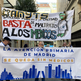 Varias personas con una pancarta durante una concentración frente a la consejería de Sanidad.
