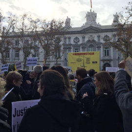 La pancarta del col·lectiu No hay justicia davant la seu del Tribunal Suprem. MARIÀ DE DELÀS.