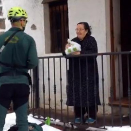 Dos guardias civiles esquían cinco kilómetros para llevar las medicinas a una mujer aislada en Asturias. GUARDIA CIVIL