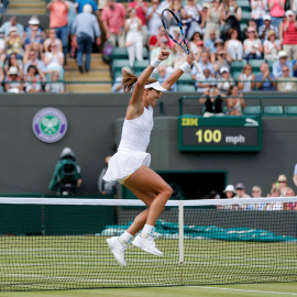 Muguruza celebra su pase a las semifinales de Wimbledon. REUTERS/Suzanne Plunkett