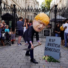 Una protesta contra la suspensión de los Comunes junto al número 10 de Downing Street, en Londres. - EFE