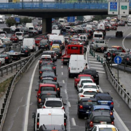 Atasco en los principales accesos a la ciudad de Madrid. EFE/Juan Carlos Hidalgo