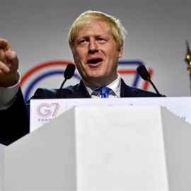 26/08/2019.- El primer ministro del Reino Unido, Boris Johnson, durante la rueda de prensa que ha ofrecido este lunes por la tarde durante la cumbre del G7 celebrada en Biarritz (Francia), este lunes. La ministra principal de Escocia, Nicol