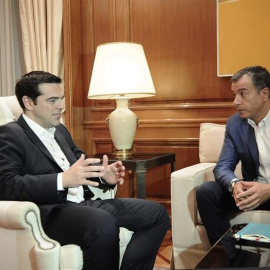 El primer ministro de Grecia Alexis Tsipras (i) habla con el líder del partido Potami Stavros Theodorakis hoy, miércoles 8 de julio de 2015, en el Salón Máximo en Atenas. / FOTIS PLEGAS (EFE)