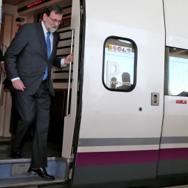 El presidente del Gobierno Mariano Rajoy, baja del tren en la estación Joaquín Sorolla de València, antes de su salida hacia Castellón para presidir el acto inaugural de la línea de AVE entre València y Castellón. EFE/Manuel Bruque