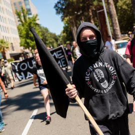 Contramanifestantes antifascistas desfilan por Sacramento tras que varias personas fuesen apuñaladas durante el enfrentamiento entre los neonazis que celebraron una concentración permitida.- REUTERS / Max Whittaker
