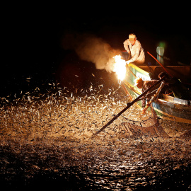 Pescadores utilizan fuego para atraer a los peces en un barco tradicional de pesca en Taiwán. REUTERS / Tyrone