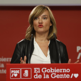 La portavoz del PSOE y ministra de Educación y FP, Pilar Alegría, durante la rueda de prensa que ofreció este lunes en la sede de Ferraz, Madrid