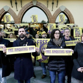 El president del Parlament de Catalunya, Roger Torrent, acompanyat de l'ex-secretari gral de Podem, Albano Dante Fachin; la secretària general d'ERC, Martas Rovira, i l'alcaldessa de Sant Vicenç dels Horts, Maite Aymerich / EFE Andreu Dalma