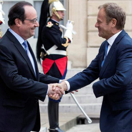 François Hollande, a la izquierda, saluda a Donald Tusk. / EFE