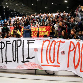 Miembros de organizaciones ecologistas se manifiestan durante la cumbre del clima (COP24) de Katowice (Polonia)./EFE