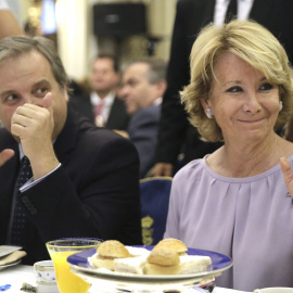 Los portavoces del PP y del PSOE en el Ayuntamiento de Madrid, Esperanza Aguirre y Antonio Carmona, respectivamente, durante un desayuno informativo en el marco de la tribuna "Smartcity.- EFE/Zipi