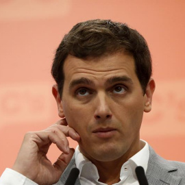 El líder de Ciudadanos, Albert Rivera, durante su comparecencia ante los medios tras la reunión de la ejecutiva de su partido hoy en Madrid para analizar los resultados de las elecciones del 26J.  EFE/Juan Carlos Hidalgo