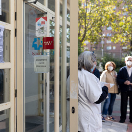 Una enfermera llama a pacientes a las puertas del Centro de Salud Federica Montseny del Servicio de Urgencias de Atención Primaria (SUAP), a 7 de noviembre de 2022, en Madrid.