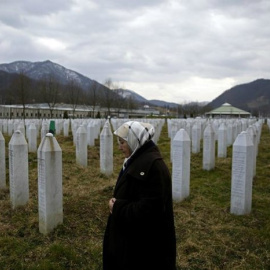 Una mujer pasea por el memorial que recuerda el genocidio de Srebrenica. REUTERS