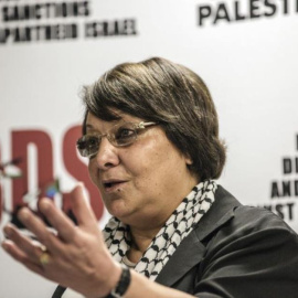 La exguerrillera palestina Leila Khaled durante una conferencia en Sudáfrica sobre la campaña de boicot a Israel BDS.- AFP
