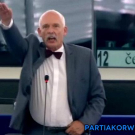 El eurodiputado polaco Korwin-Mikke, en el momento en que realiza el saludo nazi.