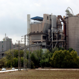 Fàbrica de ciment d'Uniland a Santa Margarida i els Monjos. JAVI POLINARIO.