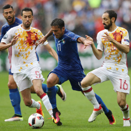 Busquets y Juanfran persiguen a Éder durante el partido. REUTERS/Lee Smith