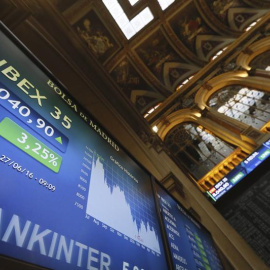 Panel informativo de la Bolsa española que muestra el principal selectivo español, el IBEX 35. EFE/Fernando Alvarado