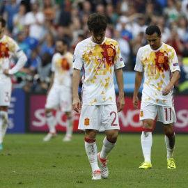 Silva, Pedro y Piqué, cabizbajos tras la derrota de España contra Italia. /EFE