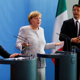 Angela Merkel, Francois Hollande y Matteo Renzi en la rueda de prensa ofrecida en Berlín. REUTERS/Hannibal Hanschke