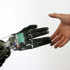 18/12/23 - Una mano robótica estrecha la mano a una persona