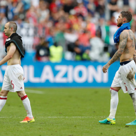 Iniesta y Ramos se retiran tras la eliminación de España de la Eurocopa. REUTERS/John Sibley