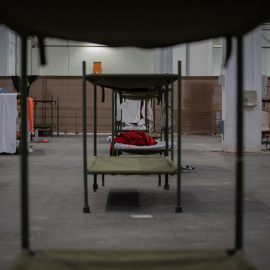 Imagen de archivo del 28 de mayo de 2020 de varias literas en el interior de las instalaciones del albergue de Fira Barcelona, habilitado por la crisis de la pandemia del coronavirus para 225 personas sin techo.