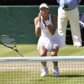 La tenista española Garbiñe Muguruza celebra su victoria ante la polaca Agnieszka Radwanska en las semifinales de Wimbledon. /EFE
