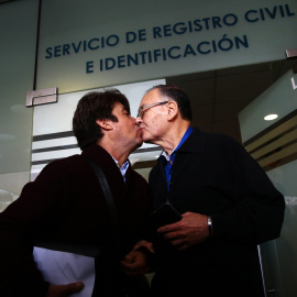 El periodista Italo Passalacqua (d) y su pareja, Patricio Herrera, se besan en la oficina del Servicio de Registro Civil e Identificación hoy, jueves 9 de julio de 2015, en la Comuna de Las Condes, en Santiago (Chile). A partir de hoy se im