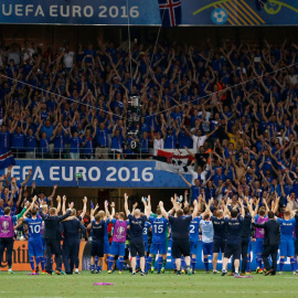 Los jugadores de Islandia celebran con sus aficionados el histórico pase a cuartos de la Eurocopa. /REUTERS