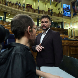 El portavoz de ERC en el Congreso, Gabriel Rufián (i) y el portavoz de Unidas Podemos en el Congreso, Pablo Echenique (d), durante una sesión plenaria en el Congreso de los Diputados, a 27 de octubre de 2022, en Madrid (España). El Pleno de