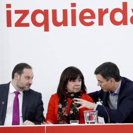 El secretario de Organización del PSOE, José Luis Ábalos, la presidenta, Cristina Narbona, y el secretario general, Pedro Sánchez, durante la reunión de la Ejecutiva Federal del PSOE, en la sede de Ferraz en Madrid. EFE/Chema Moya