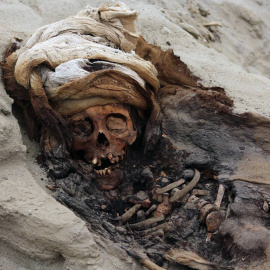 Uno de los restos de los 227 niños descubiertos en Huanchaco. LUIS PUELL AFP