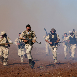 Un grupo de rebeldes sirios, durante un entrenamiento en al área rural de Deraa. - REUTERS