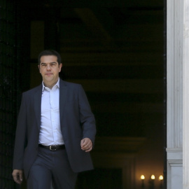 Alexis Tsipras sale de la sede del Gobierno griego. / ALKIS KONSTANTINIDIS (REUTERS)