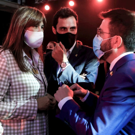 El candidato de ERC a la presidencia de la Generalitat, Pere Aragonès (d) conversa con la presidenta del Parlamento de Cataluña, Laura Borràs (i), en presencia del ex presidente del parlament y diputado Roger Torrent (c) tras asistir al act