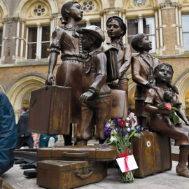 Un viajero observa el monumento conmemorativo del 'Kindertransport' en Londres. REUTERS/Archivo