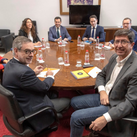 Los equipos negociadores de Partido Popular y Ciudadanos, encabezados por Juanma Moreno (c) y Juan Marín (2d) al comienzo de la segunda reunión en el Parlamento andaluz en Sevilla para tratar sobre el cambio de Gobierno en Andalucía. EFE/Ju