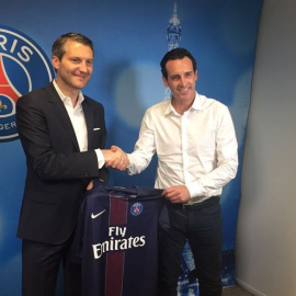 Unai Emery posa con la camiseta del PSG.