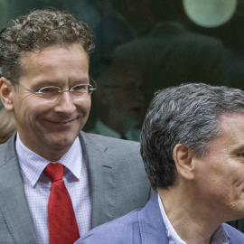 Jeroen Dijsselbloem, presidente del Eurogrupo, durante la reunión que mantuvo el órgano que preside este marte. A su derecha Euclidis Tsakalotos, ministro de Finanzas griego. EFE