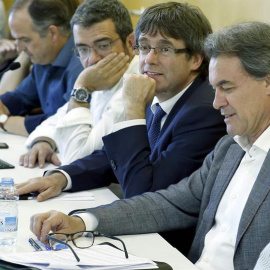 El presidente de CDC, Artur Mas, junto al president de la Generalitat, Carles Puigemont, durante la reunión que mantuvo el comité ejeutivo de la formación para valorar los resultados de las elecciones generales. EFE/Andreu Dalmau