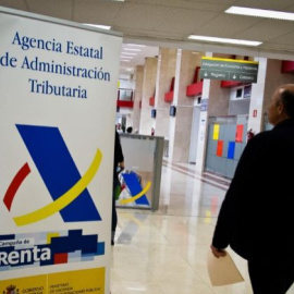 Un contribuyente en una administración de la Agencia Tributaria. EFE