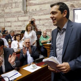 Tsipras llega a su reunión con los parlamentarios de Syriza este viernes. /REUTERS